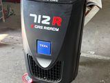un petit climatiseur qui se trouve dans un garage
