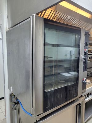 une image d'une cuisine commerciale avec des appareils en acier inoxydable