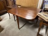 une table placée au milieu d'une pièce