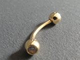 un gros plan sur un piercing au nez en or orné d'un diamant