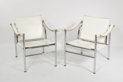une paire de fauteuils de salon en cuir blanc et chromé sur fond blanc