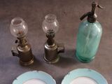 trois assiettes et une bouteille en verre sur la table