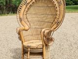une chaise en osier posée sur le gravier