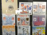 de nombreux types de timbres exposés dans une vitrine