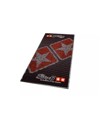 un gros plan sur un tapis orné d'un motif rouge et noir