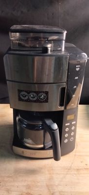 une cafetière posée sur une table en bois