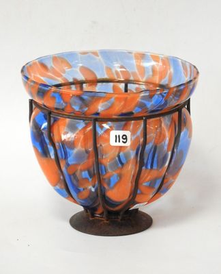 un bol orange et bleu sur lequel figure un numéro