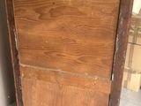 un meuble en bois avec un plateau en marbre dans une pièce
