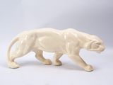 une figurine représentant un chat marchant sur une surface blanche