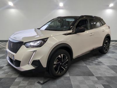le suv blanc est garé sur le sol en damier d'une pièce