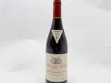 une bouteille de vin posée sur une table