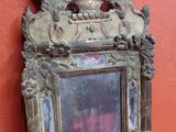 un miroir posé sur une table près d'un mur