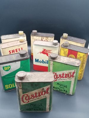 six bidons d'essence sont alignés sur une table