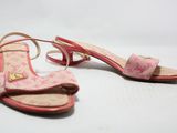 sandales Louis Vuitton roses ornées de nœuds roses et de finitions dorées