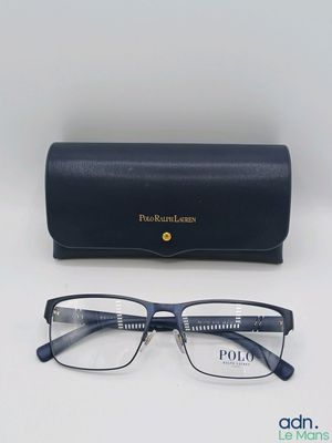 un gros plan sur une paire de lunettes posée sur une table