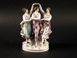 une figurine représentant trois femmes tenant un vase