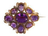 une image montrant un gros plan d'une broche violette sur fond blanc