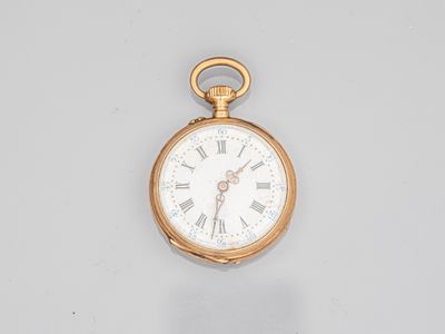 une image d'une montre de poche en or avec des chiffres romains sur le cadran
