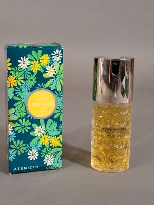 un flacon de parfum posé à côté d'un coffret de parfum