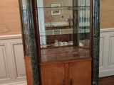 une vitrine en verre dans le coin d'une pièce