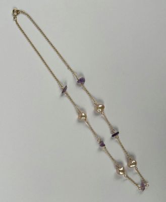 gros plan d'un collier sur une table à fond blanc