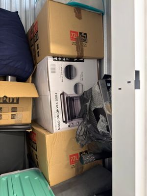 de nombreuses boîtes empilées les unes sur les autres dans une petite pièce