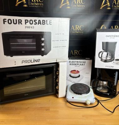 trois fours à micro-ondes posés sur une table
