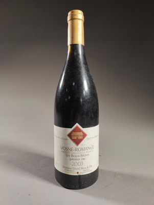 une bouteille de vin posée sur une table