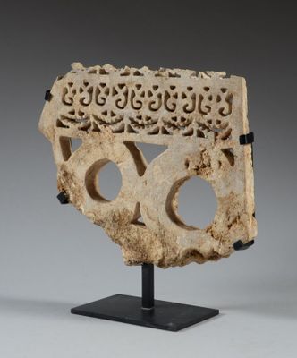 un masque en marbre blanc orné d'un motif décoratif