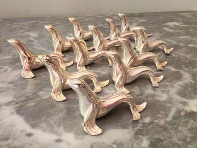 Suite de douze portes couteaux en métal argenté figurant des otaries. - Photo 1