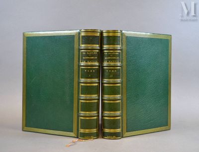 deux livres qui se trouvent dans une bibliothèque