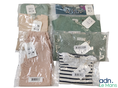 quatre paires de chemises dans des sacs en plastique sur fond blanc