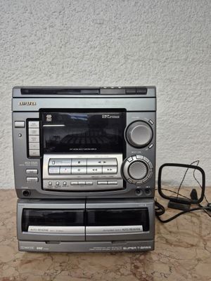une radio posée sur une table
