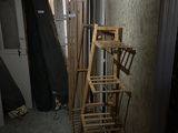 une échelle adossée au mur d'une pièce