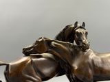 une statue en bronze représentant deux chevaux en train de se battre