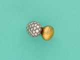 une paire de boucles d'oreilles en or et diamants sur fond turquoise