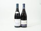 deux bouteilles de vin posées l'une à côté de l'autre sur une table