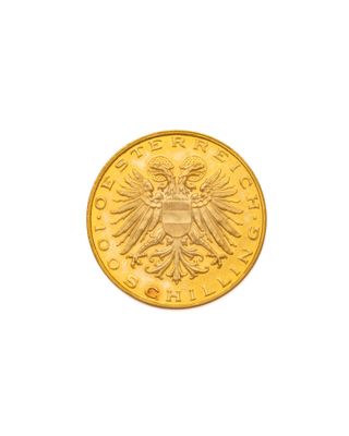 gros plan d'une pièce d'or sur fond blanc