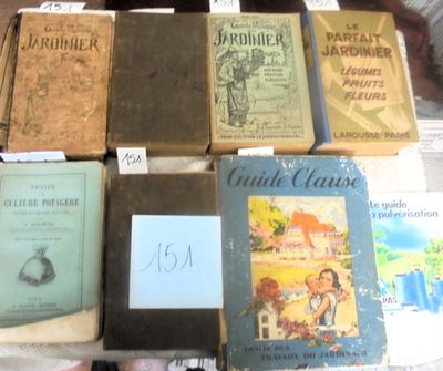 plusieurs livres posés ensemble sur une table