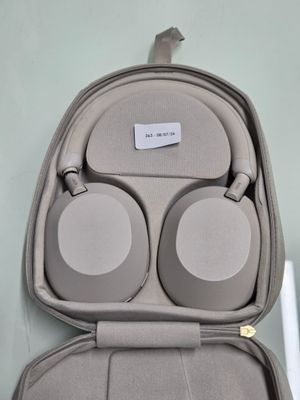 un sac dans lequel se trouve une paire d'écouteurs