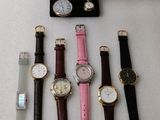 un grand nombre de montres posées sur une table