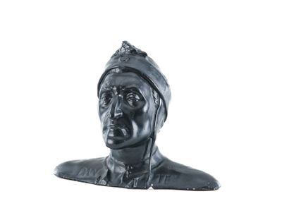 statue d'un homme portant un turban sur fond blanc