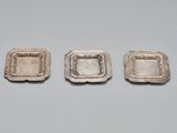 trois couverts posés sur une table blanche