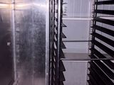 une image d'un four commercial dans une cuisine commerciale