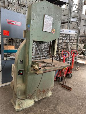 une photo d'une machine installée dans un bâtiment