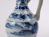 un vase bleu et blanc avec une anse sur fond blanc