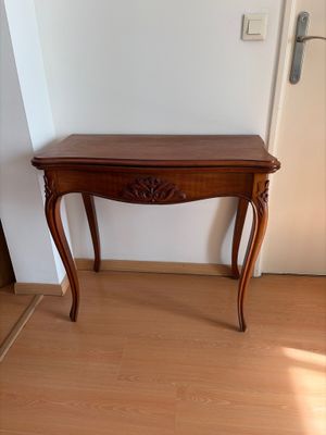 une petite table en bois surmontée d'un tiroir