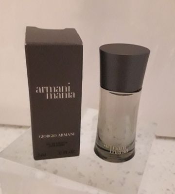 un gros plan sur un flacon de parfum posé sur un comptoir