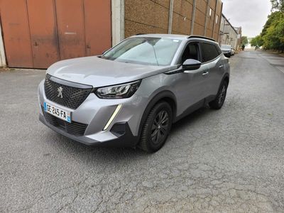 une voiture argentée garée sur le bord d'une route, à côté d'un immeuble