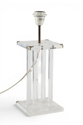 LAMPE en altuglas et laiton reposant sur une base carrée, le…